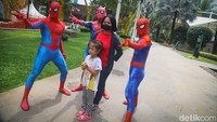 Cosplayer Spider-Man menjadi rebutan foto pejuang kanker anak. 