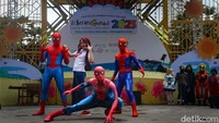 Pengunjung mal juga berfoto dengan Spider-Man. 