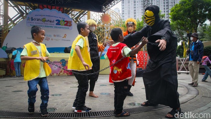 Gerakan #BeraniGundul yang digelar oelh YKAKI untuk para pejuang kanker semakin meriah dengan hiburan dari para cosplayer seperti Spiderman. Penasaran?