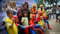 Para cosplayer dari Cosplay Jakarta menghibur pejuang kanker anak dalam gerakan #BeraniGundul yang diadakan Yayasan Kasih Anak Kanker Indonesia (YKAKI) yang bekerja sama dengan berbagai pihak di Central Park, Jakarta, Minggu (26/2/2023).