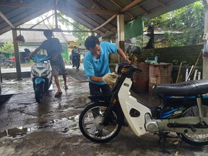 Tarif Miring, Cuci Motor Napi Rutan Negara Laris Manis