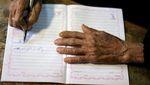 Semangat Nenek 87 Tahun di Mesir Belajar Menulis dan Membaca