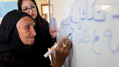 Semangat Nenek 87 Tahun di Mesir Belajar Menulis dan Membaca