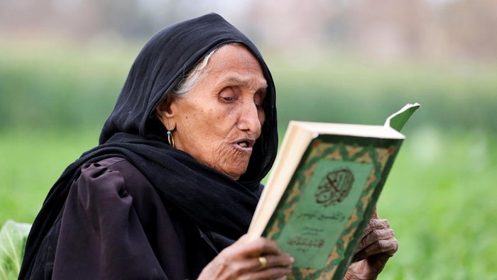 EGYPT-EDUCATION/ Zubaida Abd Elaal, 87, a grandmother to 13 grandchildren, learns how to read and write in a literacy school in the El-Menoufia governorate, north of Cairo, Egypt, February 23, 2023. Zubaida says she has wanted to learn to read and write for years but was stopped by her father and then her husband. REUTERS/Mohamed Abd El Ghany