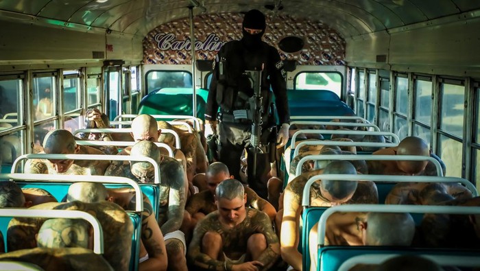 EL SALVADOR-PRISON/ Gang members wait to be taken to their cells after 2000 gang members were transferred to the Terrorism Confinement Center, according to El Salvador's President Nayib Bukele, in Tecoluca, El Salvador, in this handout distributed to Reuters on February 24, 2023. Secretaria de Prensa de la Presidencia/Handout via REUTERS ATTENTION EDITORS - THIS IMAGE HAS BEEN SUPPLIED BY A THIRD PARTY. NO RESALES. NO ARCHIVES