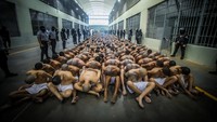 Ini dia penampakan sejumlah napi atau gangster di dalam penjara El Salvador, Sabtu (25/2/2023).