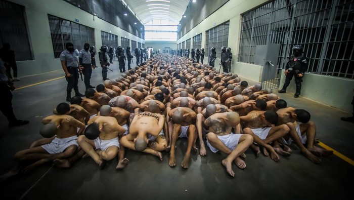 EL SALVADOR-PRISON/ Gang members wait to be taken to their cells after 2000 gang members were transferred to the Terrorism Confinement Center, according to El Salvador's President Nayib Bukele, in Tecoluca, El Salvador, in this handout distributed to Reuters on February 24, 2023. Secretaria de Prensa de la Presidencia/Handout via REUTERS ATTENTION EDITORS - THIS IMAGE HAS BEEN SUPPLIED BY A THIRD PARTY. NO RESALES. NO ARCHIVES