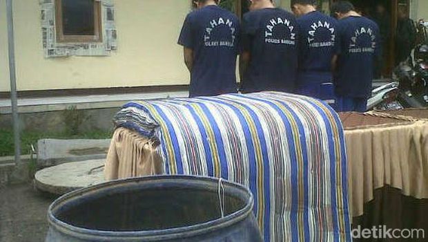 Empat remaja sadis yang buang jasad sahabatnya sendiri dalam tong usai dibunuh