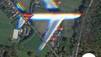 Pesawat Virgin Atlantic photobombing satelit saat melintas. Foto: Bored Panda