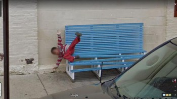 Bocah ini yang jatuh dari bangku di Philadelphia, Pennsylvania. Foto: Bored Panda