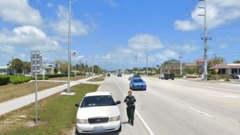 Saat mobil Google Street View diberhentikan polisi. Semoga tidak kena tilang ya. Foto: Bored Panda