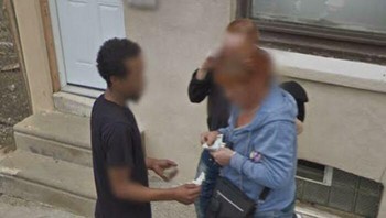 Ups, lagi transaksi narkoba malah tertangkap kamera Street View. Foto: Bored Panda