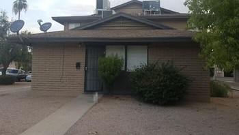 Lihat dengan seksama, ada kucing di teras rumah yang disensor. Foto: Bored Panda