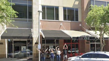 Ketemu mobil Street View di jalanan langsung berpose YMCA. Foto: Bored Panda