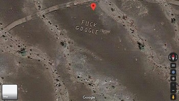 Nge-troll Google sampai kelihatan satelit. Kira-kira ulah siapa ya? Foto: Bored Panda