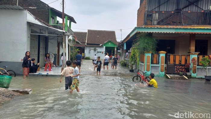 Genangan air di Dukuh Ngronggah, RT 01/X, Desa Sanggrahan, Kecamatan Grogol, Kabupaten Sukoharjo, Minggu (26/2/2023).