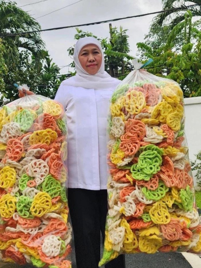 Gubernur Khofifah Indar Parawansa membawa kerupuk klenteng