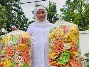 Gubernur Khofifah Kepincut Krupuk Klenteng Bangjo, Katanya Kriuk-kriuk