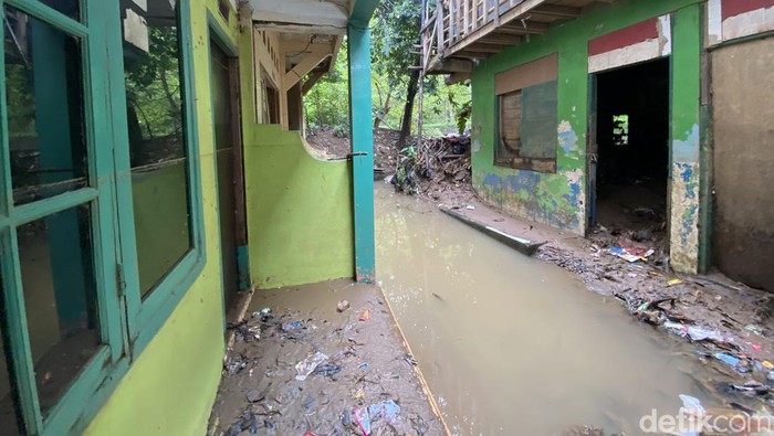 Ini rumah-rumah petak langganan banjir di Cawang yang sepi pengontrak (Devi/detikcom)