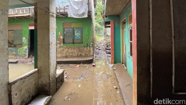 Ini rumah-rumah petak langganan banjir di Cawang yang sepi pengontrak (Devi/detikcom)