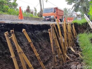 Jalan Penghubung Jalur Wisata di Purwakarta Ambles!