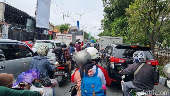 jalan kedung cowek macet