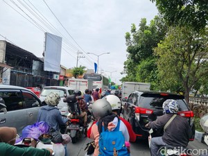 Hati-hati, Jalan Kedung Cowek Arah Madura dan Surabaya Macet