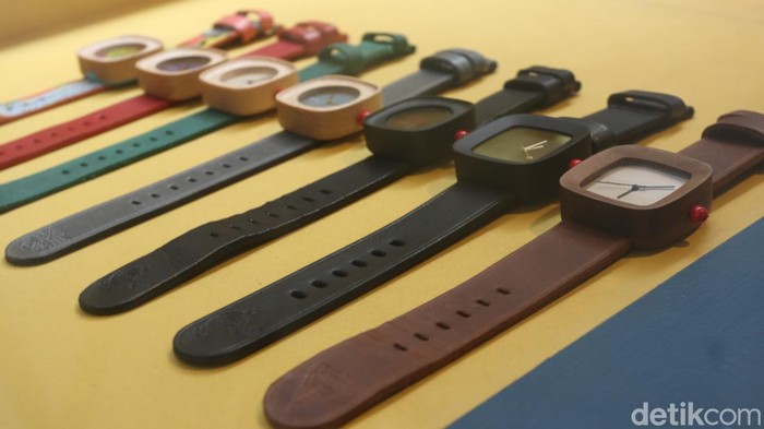 Jam tangan kayu dari Bandung.
