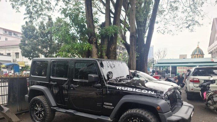 Jeep Rubicon milih hakim terparkir di halaman PN Medan (Foto: Istimewa)