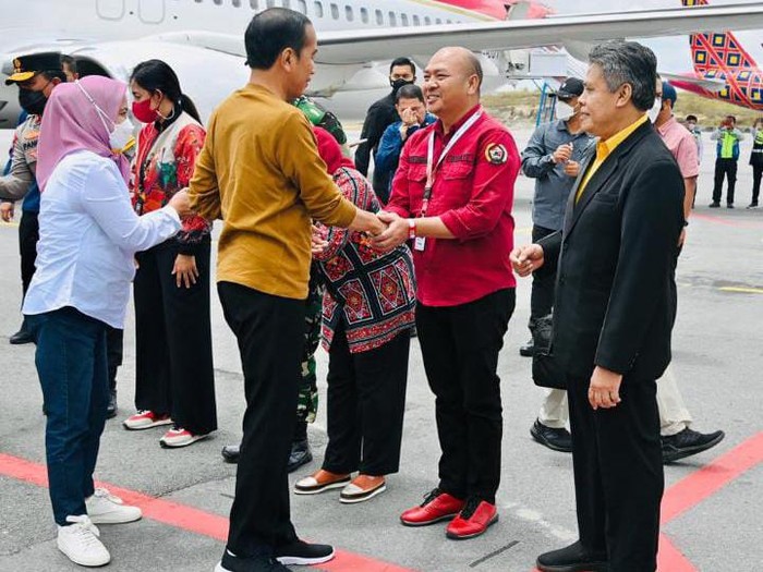 Jokowi saat tiba di Bandara Silangit (Foto: Istimewa)
