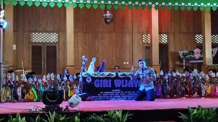 Kapolsek Jagakarsa Kompol Multazam Lisendra menyampaikan pesan keamanan dan ketertiban masyarakat (Kamtibmas) lewat pegelaran wayang.