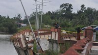 Kawasan objek wisata Kota Tua yang diresmikan pada November 2021 itu amblas akibat luapan air sungai.