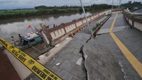 Ini dia penampakan amblasnya kawasan wisata Kota Tua Bengkulu. Terlihat garis polisi melintang demi keamanan warga.