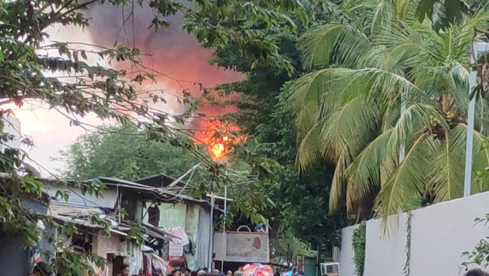 Kebakaran di Jalan Tanah Abang 5 RT 05/RW 03 Kelurahan Petojo Selatan, Kecamatan Gambir, Jakarta Pusat, Minggu (26/2/2023) petang. (Twitter TMC Polda Metro Jaya)