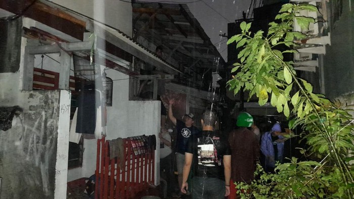Petugas pemadam kebakaran (damkar) masih berjibaku memadamkan api yang membakar permukiman di wilayah Tanah Abang, Jakarta Pusat. Si jago merah dilokalisir agar tak merembet dan tak meluas.