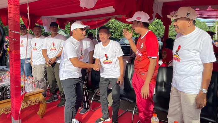 Ketua DPRD Makassar Rudianto Lallo bersama Wali Kota Makassar Danny Pomanto menghadiri jalan sehat IKA Unhas di Bone.