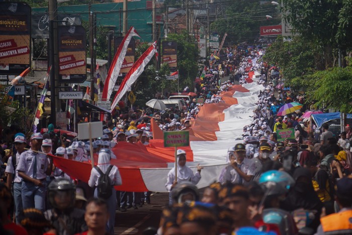 Sejumlah pelajar membawa bendera merah putih saat mengikuti Kirab Merah Putih di Kabupaten Batang, Jawa Tengah, Minggu (26/2/2023). Kirab yang membawa bendera merah putih sepanjang 650 meter dalam rangka Haul Kiai Hasan Surgi Jatikusumo itu diikuti sekitar 7.000 peserta dari berbagai instansi, organisasi, dan pelajar yang bertujuan untuk membangkitkan semangat kecintaan terhadap Negara Kesatuan Republik Indonesia (NKRI). ANTARA FOTO/Harviyan Perdana Putra/nz
