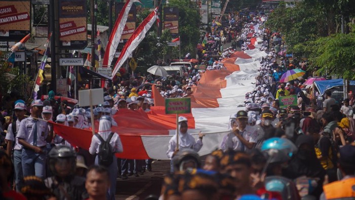 Sejumlah pelajar membawa bendera merah putih saat mengikuti Kirab Merah Putih di Kabupaten Batang, Jawa Tengah, Minggu (26/2/2023). Kirab yang membawa bendera merah putih sepanjang 650 meter dalam rangka Haul Kiai Hasan Surgi Jatikusumo itu diikuti sekitar 7.000 peserta dari berbagai instansi, organisasi, dan pelajar yang bertujuan untuk membangkitkan semangat kecintaan terhadap Negara Kesatuan Republik Indonesia (NKRI). ANTARA FOTO/Harviyan Perdana Putra/nz