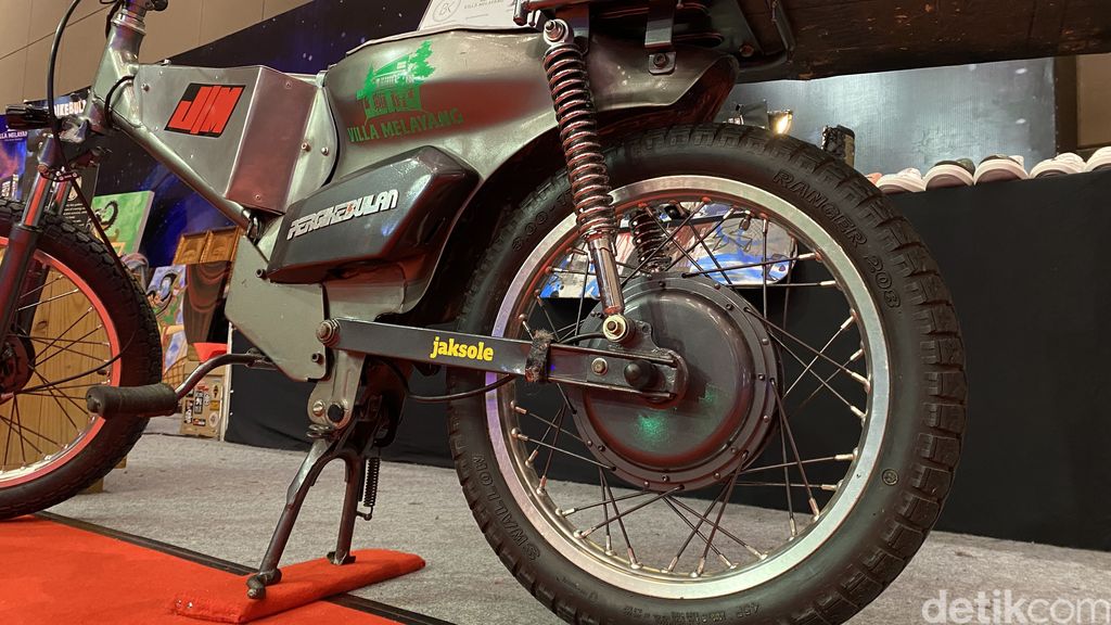 Konversi Honda Astrea 1985 menjadi motor listrik kustom oleh Batakastem Workshop