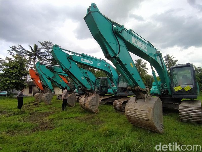 Lima alat berat yang diamankan di Polsek Borobudur, Magelang. Dipotret pada Minggu (26/2/2023).