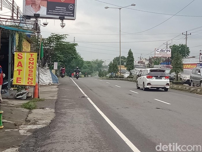 Lokasi tabrak lari mobil berpelat merah dengan korban pemotor di jalan Jogja-Solo ruas Kepoh, Delanggu, Klaten, pada Sabtu (25/2/2023). Dipotret Minggu (26/2/2023).