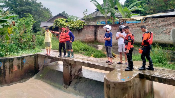 Seorang bocah berusia 5 tahun hilang terseret arus Kali Bonakarta, Cilegon. Tim SAR menerjunkan sejumlah personel untuk mencari keberadaan korban.