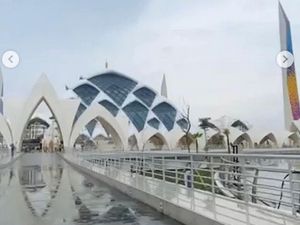 Tingkah Santuy Pencopet Wanita di Masjid Al Jabbar