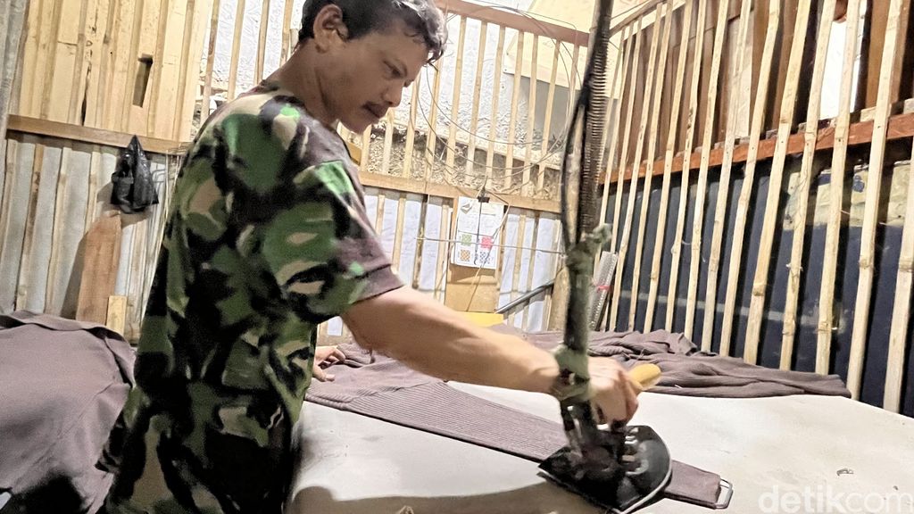 Mengintip Proses Pembuatan Sweater Rajut dari Kampoeng Radjoet Bandung