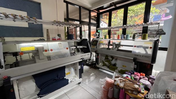 Mengintip Proses Pembuatan Sweater Rajut dari Kampoeng Radjoet Bandung