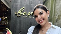 Millen Cyrus jalani pola hidup sehat. Di Bali ia mencoba salad topping dada ayam dan ditemani segarnya segelas jus semangka.