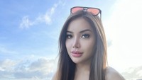 Menikmati cantiknya pemandangan laut dan langit Bali yang cerah, Millen Cyrus menyelipkan agenda kulineran. Ia terlihat menyantap makanan sehat. 