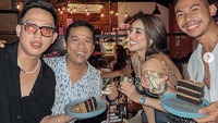 Millen Cyrus juga akrab bareng teman-teman prianya. Di coffee shop hits, ia memberikan kejutan ulang tahun.