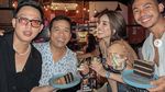 Millen Cyrus Hobi Pelesir ke Bali, Ini Momennya Kulineran Enak