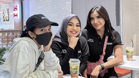 Akrab dengan Ameena dan Fuji, Millen pamer momen nongkrong bareng keduanya di kafe. kopi sebelum terbang ke Bali.